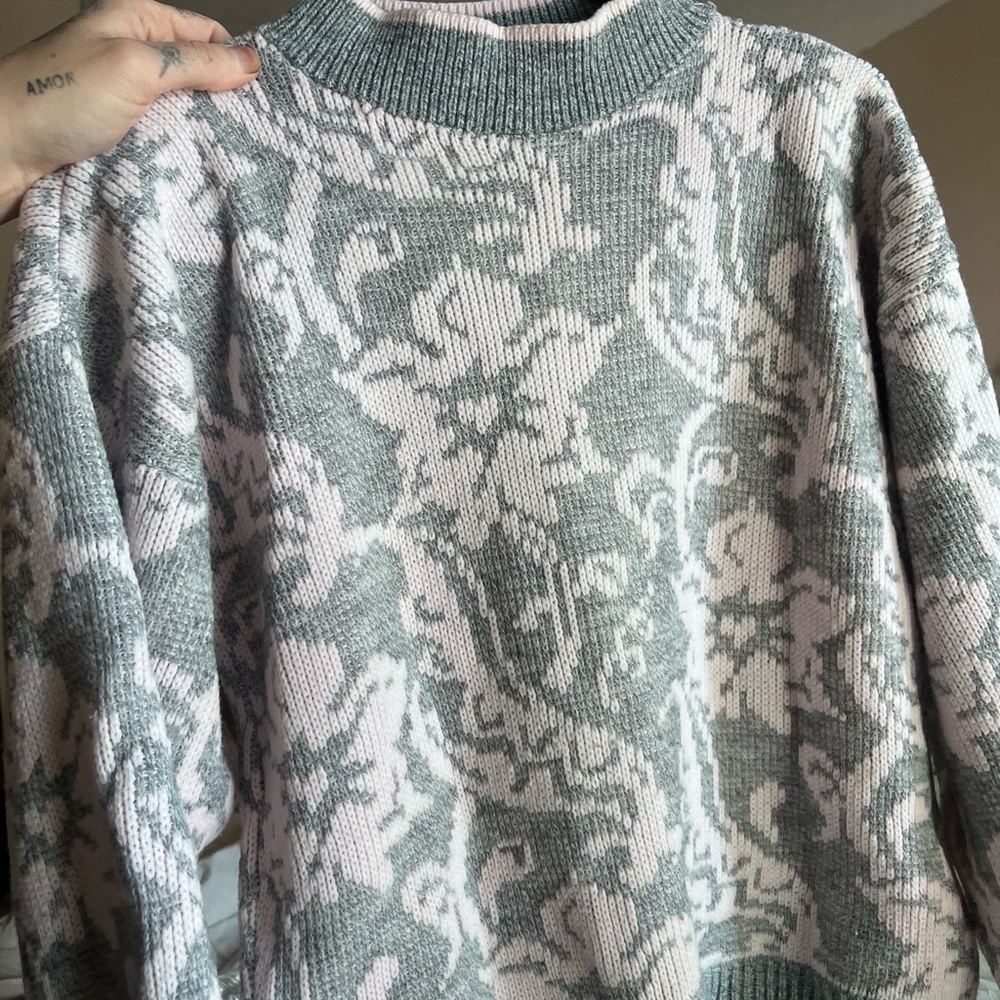Elegant Floral Knit Turtleneck Sweater - Gray and White